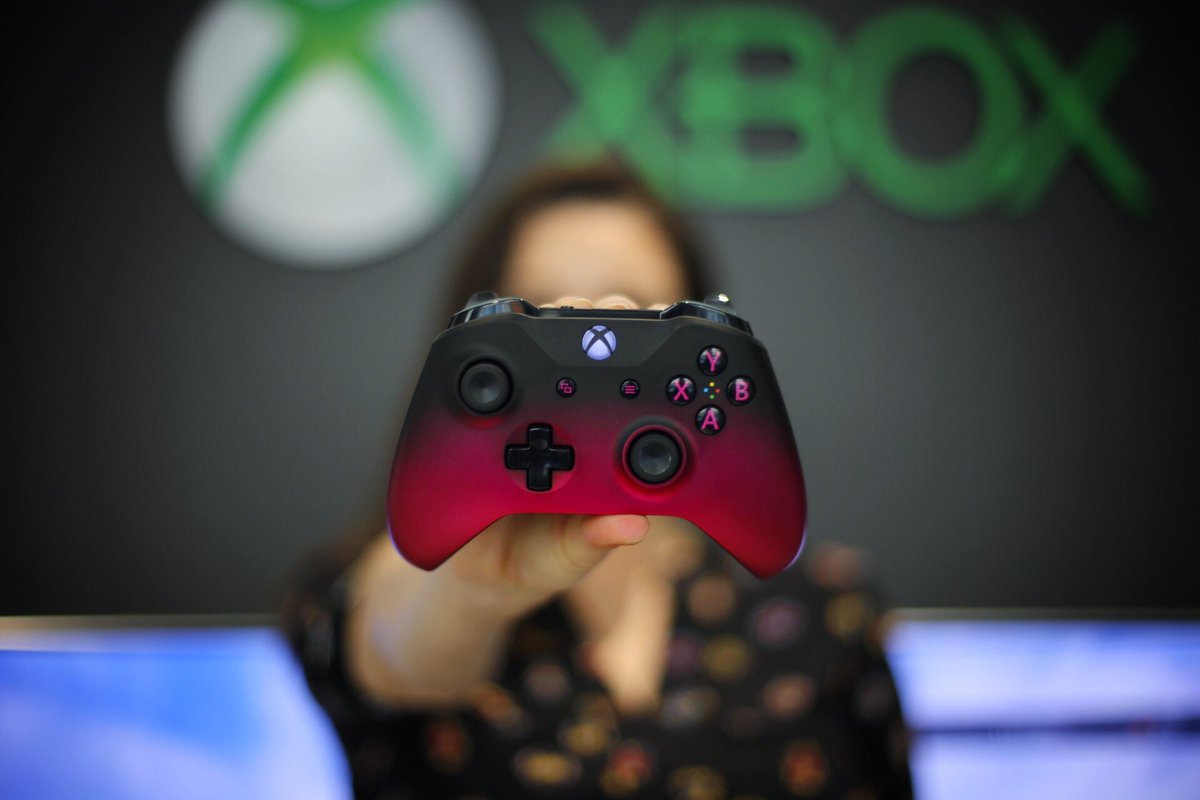 FjonaCakalli's tweet photo. Oggi alla #microsofthouse per un istante ho fatto finta che questo controller "fucsia Princess" fosse mio ❤️ 😂 @XboxItalia @Games_Princess https://t.co/189909xoZy