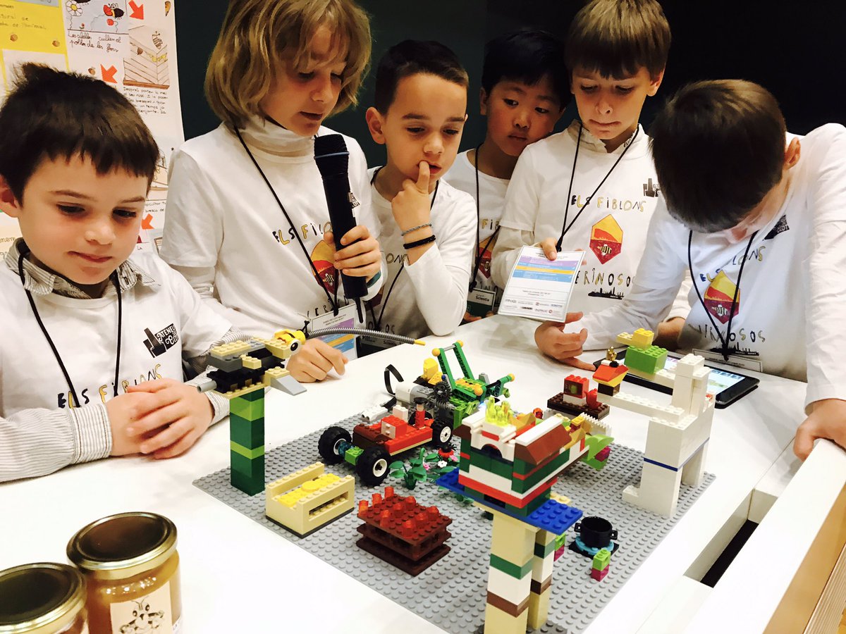 AteneuDelClot's tweet photo. Els "Fiblons Verinosos" i "Una peça per un #Clot" ja han presentat a la #JuniorFirstLegoLeague!! Molt bona feina! #FLLSpain #ANIMALALLIES https://t.co/6CFZRJCtKw
