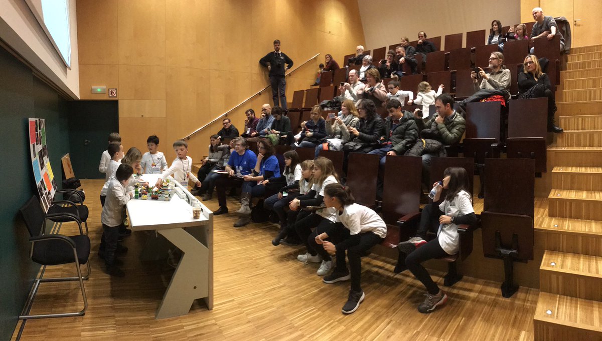 AteneuDelClot's tweet photo. Els "Fiblons Verinosos" i "Una peça per un #Clot" ja han presentat a la #JuniorFirstLegoLeague!! Molt bona feina! #FLLSpain #ANIMALALLIES https://t.co/6CFZRJCtKw