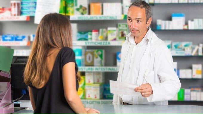 NawakP's tweet image. — Vite, un comprimé de Doliprane svp, j&apos;suis déchirée.
— On ne les vend qu&apos;en boîte.
— Putain, la conne, j&apos;en sors.