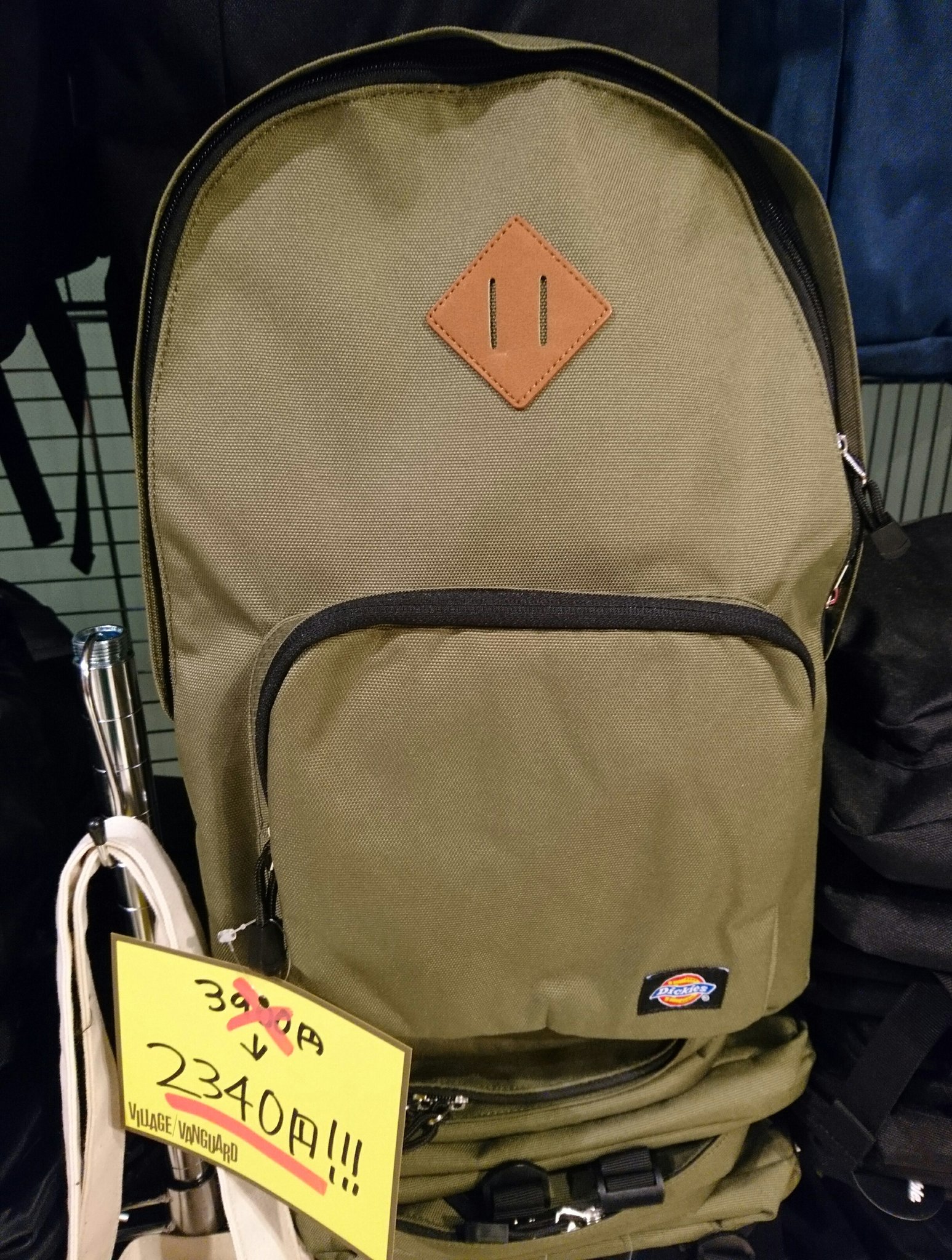 ヴィレッジヴァンガード池袋マルイ店 Tren Twitter リュックスペシャルセール 人気のディッキーズやヘルスニットのリュックを大幅値下げ中 なんと00円台でディッキーズのリュックが買えちゃう シンプルなものからポップなデザインのものまでいろいろ