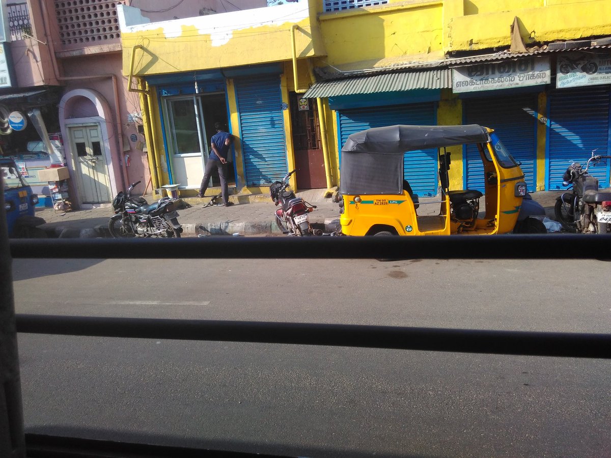 vezha_vendan's tweet photo. வட சென்னை ரணகளமா இருக்கு வியாசர்பாடி,அயனாவரம்,வில்லிவாக்கம் இந்த ஏரியாலாம் கடைங க மூடிட்டாங்க பஸ்லாம் எதுவுமே ஓடல 😮 #StalinEffect https://t.co/yvQ4v2q4gj