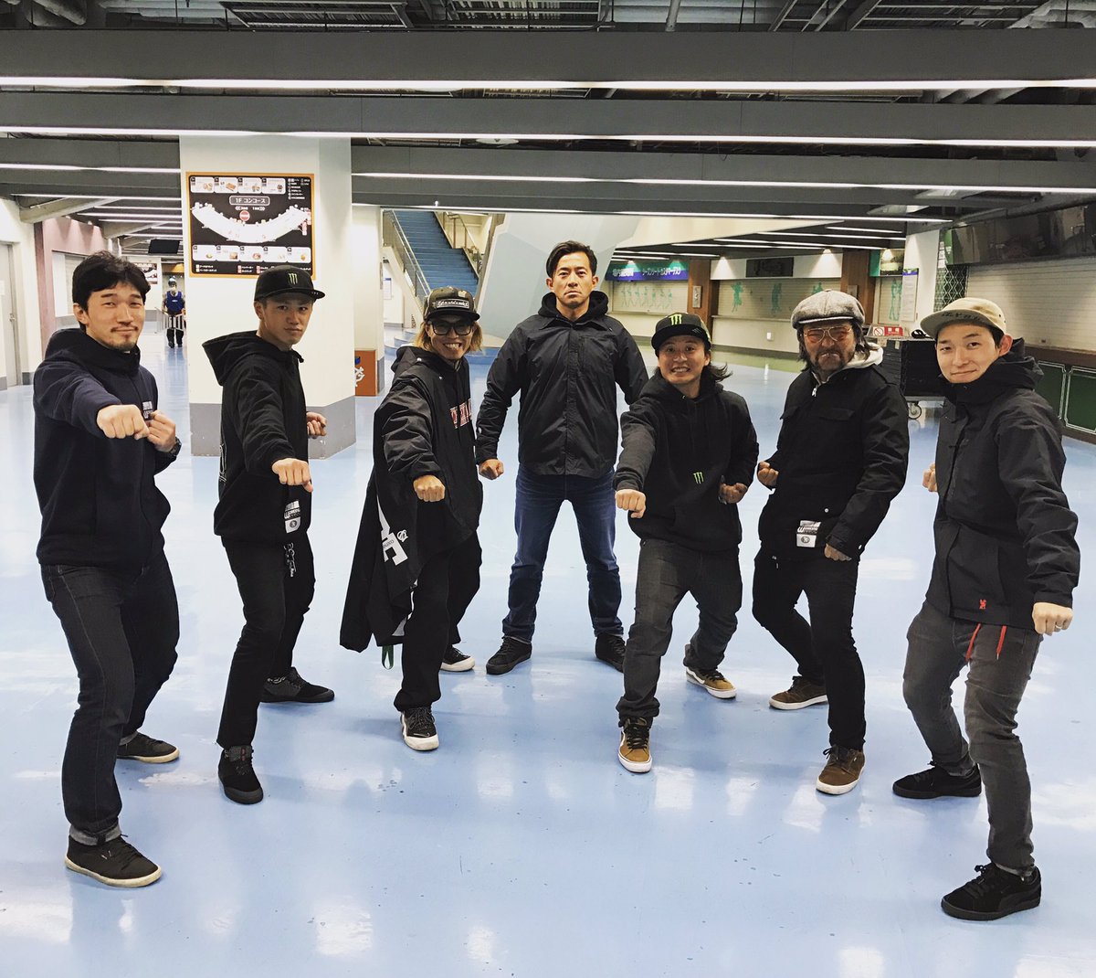 TakeshiYasutoko's tweet photo. Team JAPAN🇯🇵ナイトロサーカスの日本人ライダー集結。2年ぶり感はなくて前回の続きをしてるような感覚！ #アリーさんのボス感 #全員の黒感 https://t.co/xTXGQxEk3Y