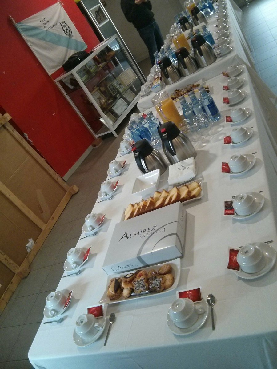 XantarDev's tweet photo. Hora del brunch. @tokiota_IT cuidando la comunidad gallega de desarrolladores #xantarDev https://t.co/ZQQSuPWGRP