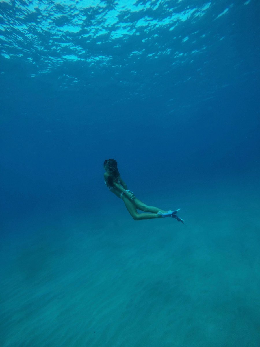 surferleila's tweet photo. Under the sea 🌊 📸 @ChrisMiyashiro
@Roxy #roxyready @dakine
#sea #deepblue #ocean https://t.co/oMBjSrwcxv