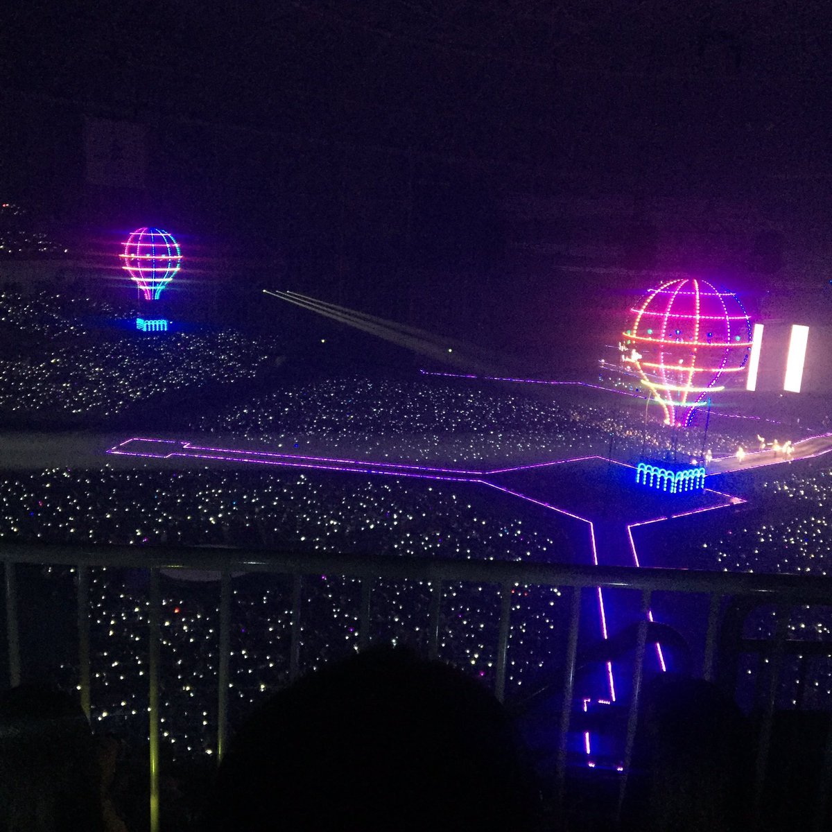 USBTSARMY's tweet photo. The boys are flying over the crowds in these beautiful hot air balloons! #BTS #방탄소년단 #wingstourinseoul (crtto) https://t.co/qNxKPO7iVP