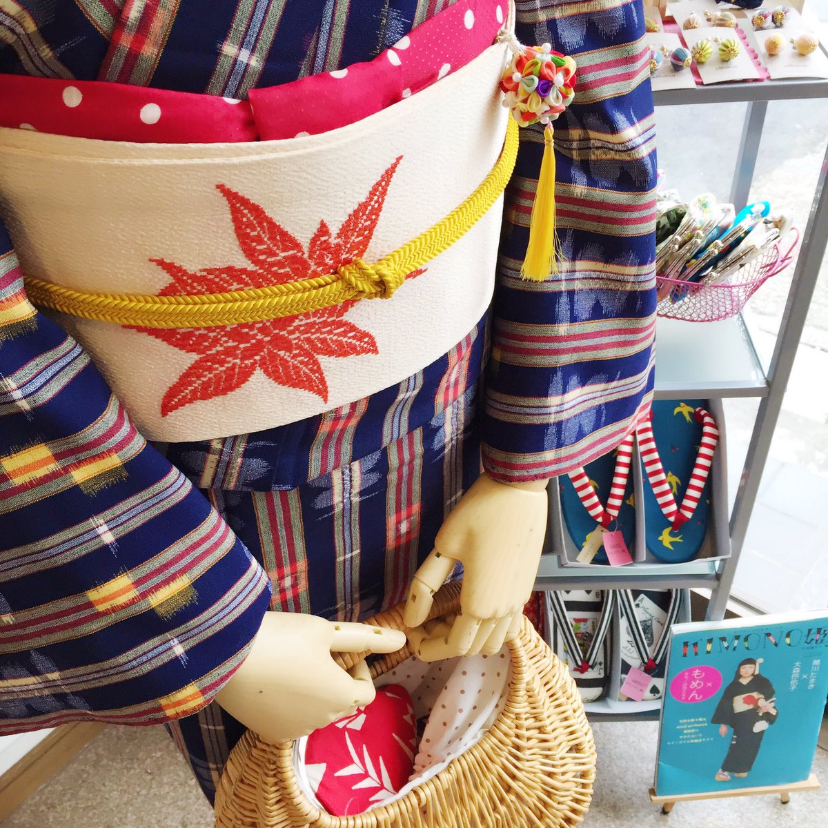 青文字系着物スタイリストうさこま アンティーク着物屋うさぎ小町 今日の うさこまトルソーちゃん 遠州椿のウール着物に 縮緬の花柄名古屋帯 レトロポップな春のピクニックコーディネートです カバンに五月堂さんのがま口を忍ばせて 着物