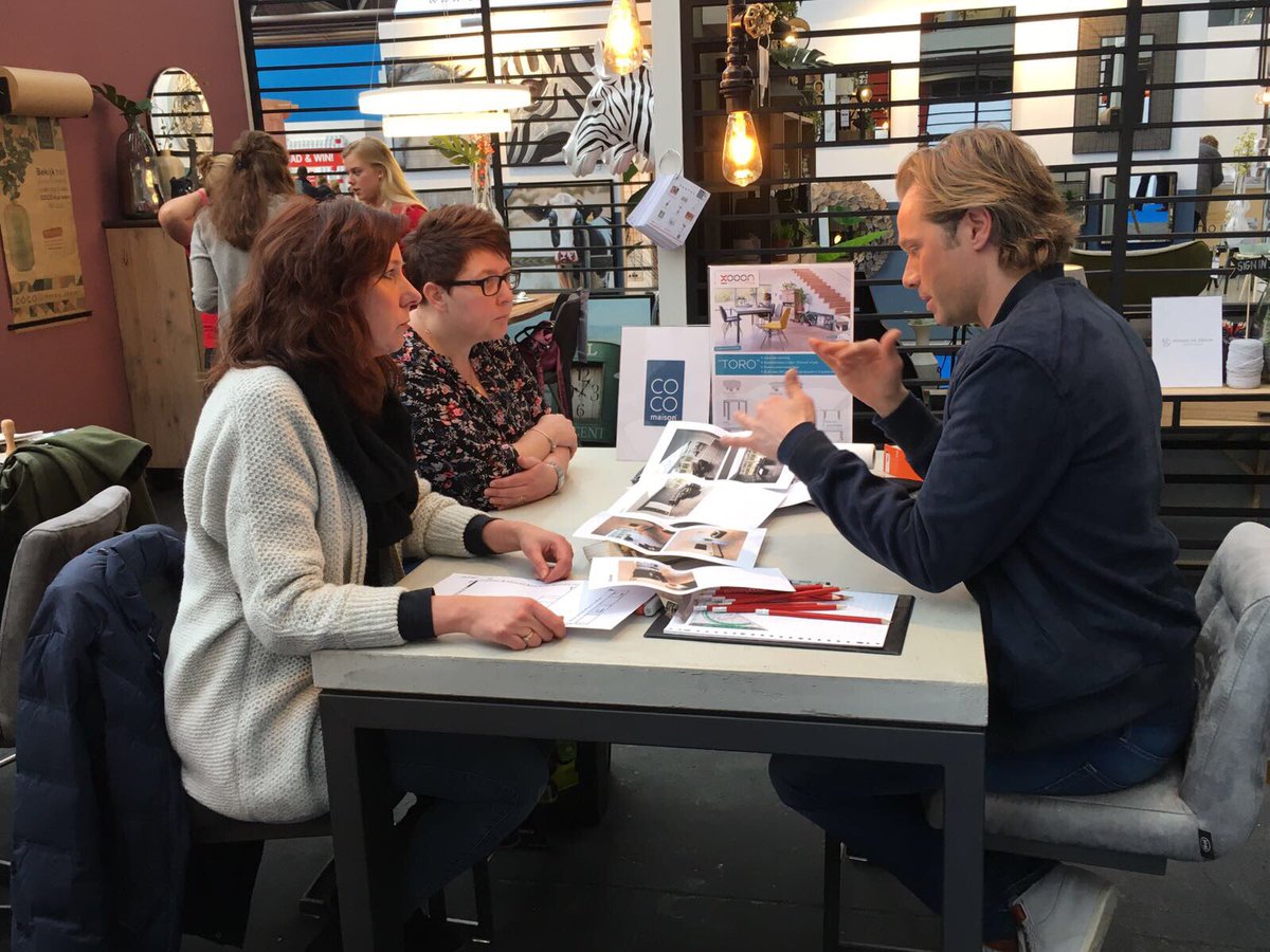 hendersandhazel's tweet photo. Speeddate met interieurstylist Michiel de Zeeuw en onze stylisten in volle gang! #huishoudbeurs #hendersenhazel https://t.co/hzxUwqmG3q