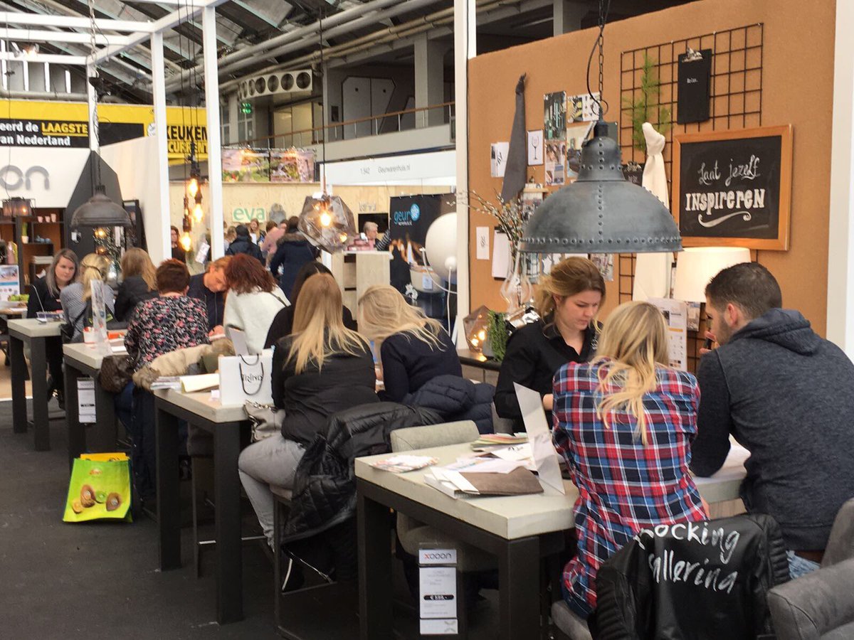 hendersandhazel's tweet photo. Speeddate met interieurstylist Michiel de Zeeuw en onze stylisten in volle gang! #huishoudbeurs #hendersenhazel https://t.co/hzxUwqmG3q
