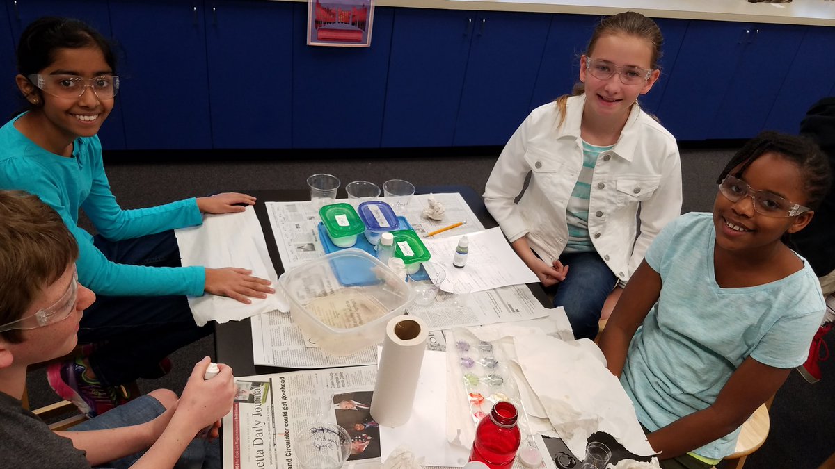 drholly56's tweet photo. #walkerlearns Weird Sciece classes practiced pH testing skills on a variety of liquids, distinguishing common acids and bases. https://t.co/toLlqlB8pL