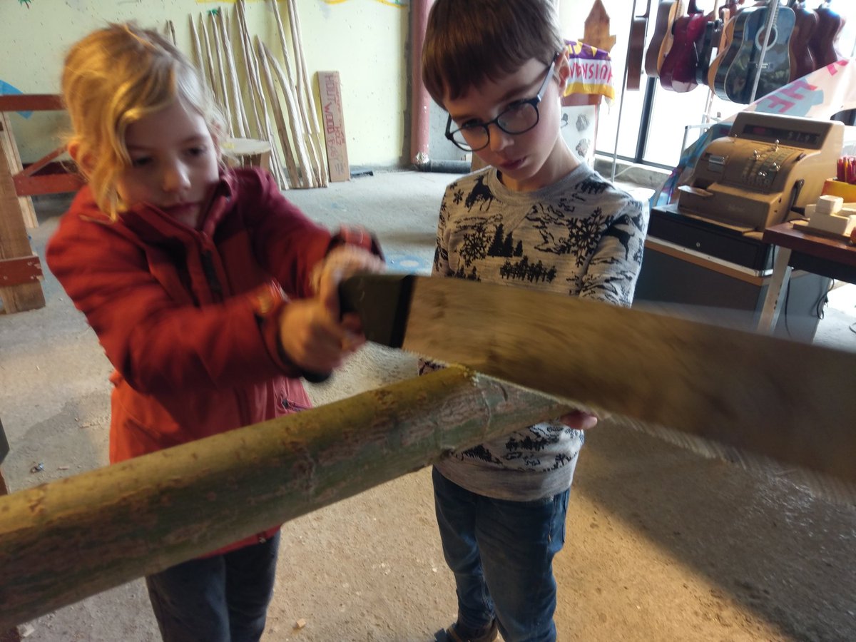 WALHALLAb_NL's tweet photo. Nee, de #MokuzaiKids (6&amp;8) doen dit niet met een #3Dprinter. Ohja, voor dit soort gevaarlijk gedoe kregen we #Korczakprijs;) #engedingen https://t.co/C3VeiCJimQ