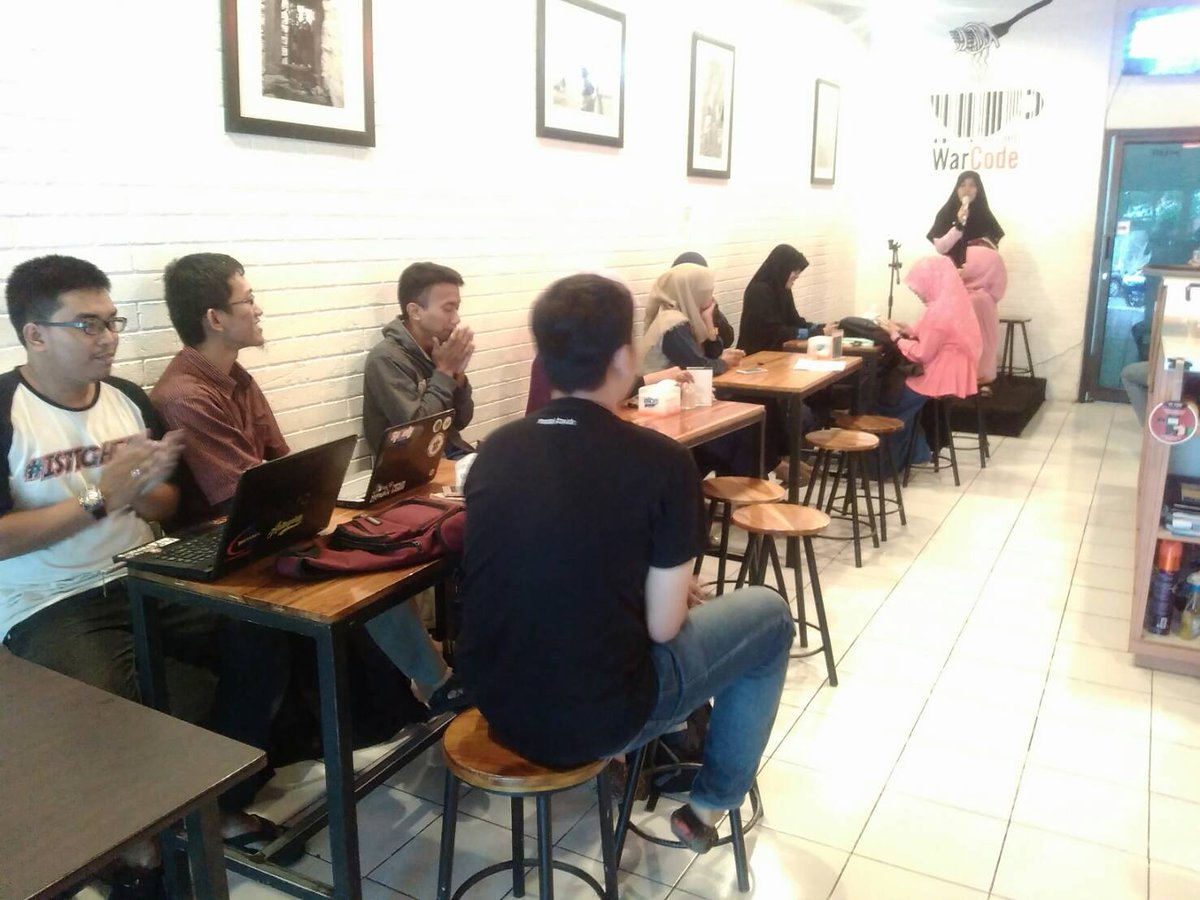 FLPUnhas's tweet photo. Sejenak Bersajak @FLPUnhas malam ini di Kafe WarCode BTP. https://t.co/moAThANeCe