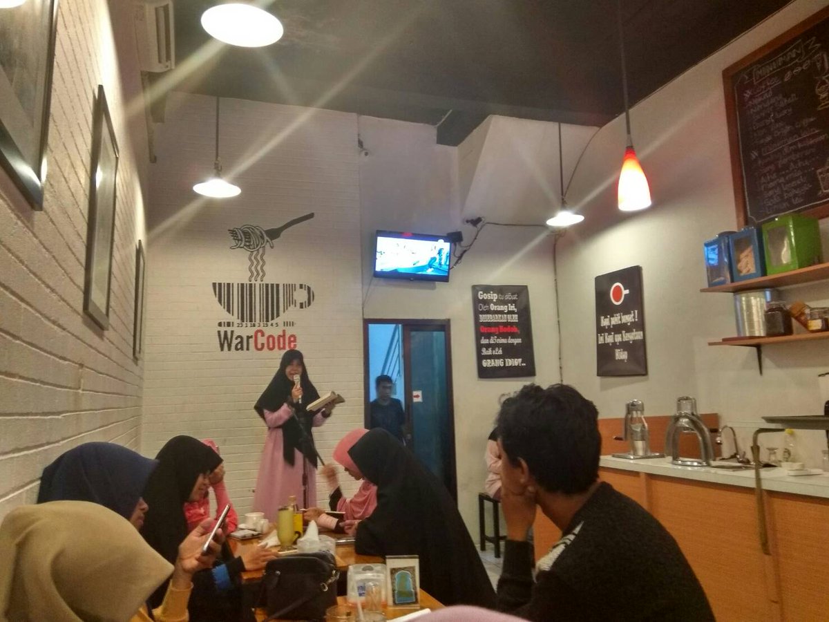 FLPUnhas's tweet photo. Sejenak Bersajak @FLPUnhas malam ini di Kafe WarCode BTP. https://t.co/moAThANeCe