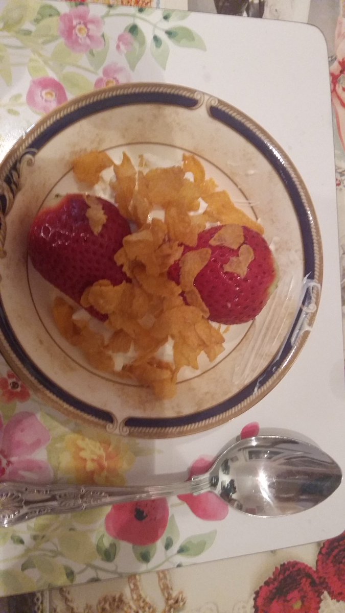 ELENACERESA1's tweet photo. Healthy Breakfast.. yogurt, strawberries and a sprinkling of corn flakes...
Contact me this weekend and discover my nutrition program 😀 https://t.co/iS76LPemBZ