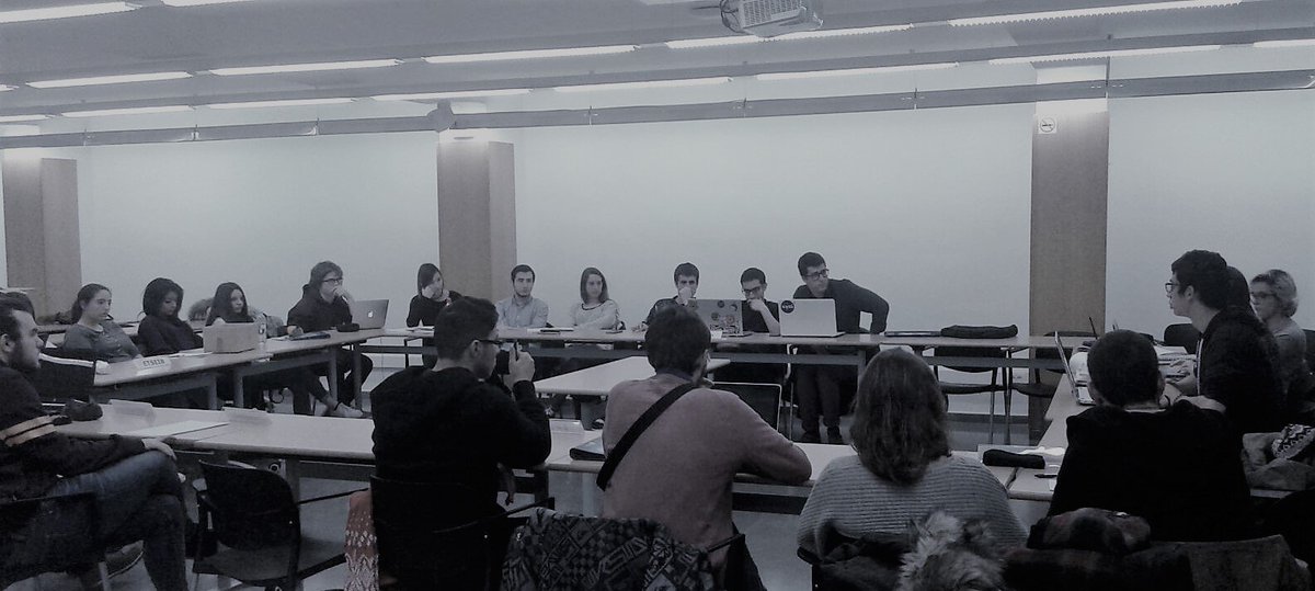 CdE_UPC's tweet image. Ara mateix a la Sala Àgora del Campus Nord, estem fet el Ple, debatint la reforma horària!