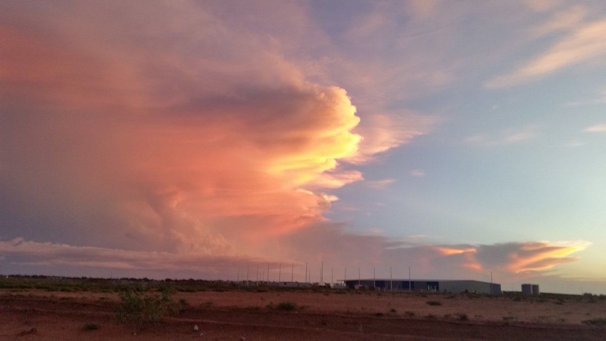 mclarkey88's tweet photo. Big cloud coming in this avo #porthedlandwa #pilbara https://t.co/3SYDdfeOBU
