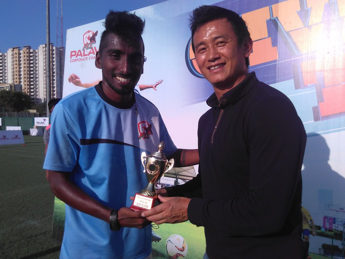 PalavaTheCity's tweet photo. .@bhaichung15 congratulating the day's best player.
#PCC2017 #PalavaWeekend #BhaichungAtPalava https://t.co/VLkosIJ6wq