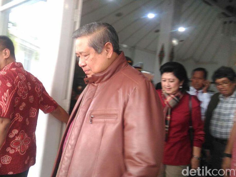detikcom's tweet photo. SBY dan Keluarga Naik KA ke Solo, Berekreasi ke Tawangmangu https://t.co/MRAhIXsE5a https://t.co/1htYdDig3x