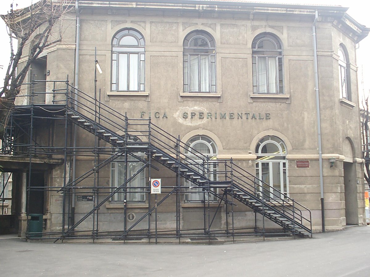 marosea1's tweet image. ritrovi una vecchia foto e ti sale un'INSPIEGABILE nostalgia degli anni universitari. #polimi #polimipride