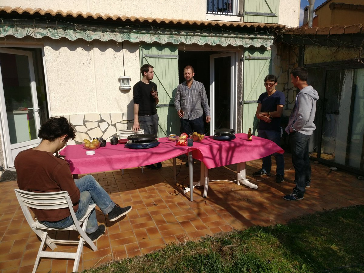 LestatVTES's tweet photo. Pause repas au tournoi Raclette #VTES https://t.co/MI2nQbQz91