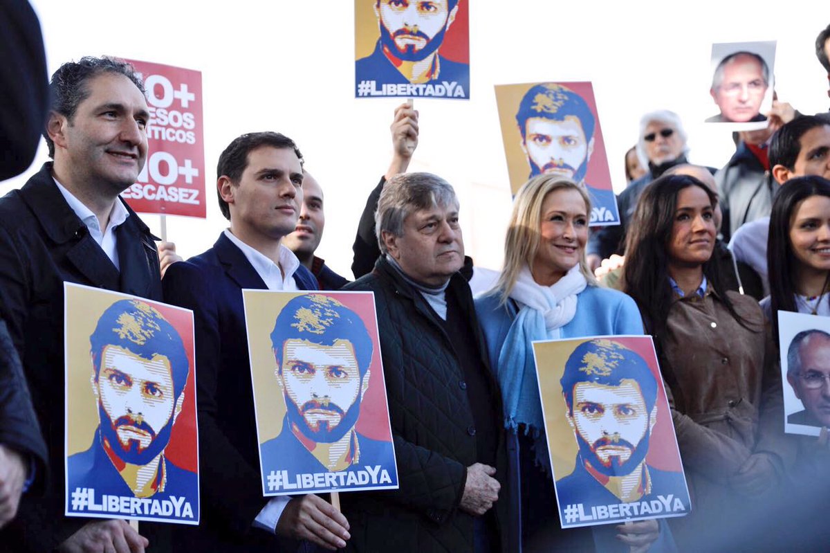 Albert_Rivera's tweet photo. Los demócratas españoles pedimos libertad para los demócratas venezolanos. Si Maduro no es un cobarde, que permita elecciones en Venezuela. https://t.co/EMjpg69YCU