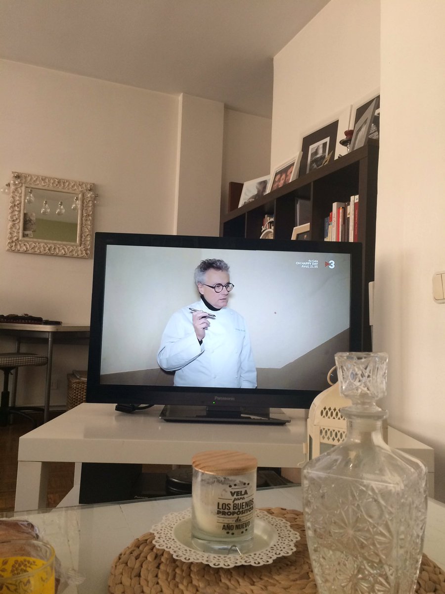 elisendacarod's tweet photo. M'acabo d'enganxar a #bogeriatv3 amb @escriba1906 ..... arggggg q passarà amb el #flyingcake ? https://t.co/EXSj7b9ygu