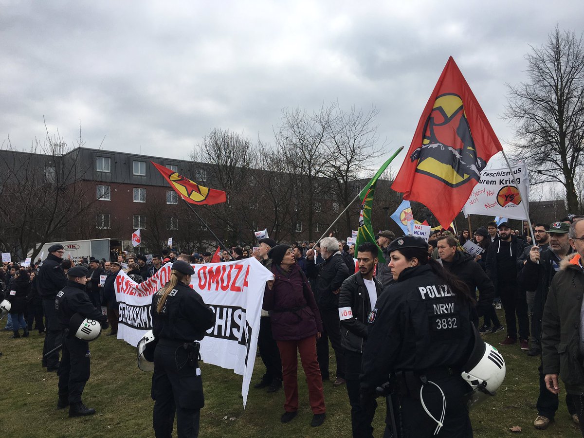 Demo gegen Yildirim ist an der Arena angekommen #Oberhausen