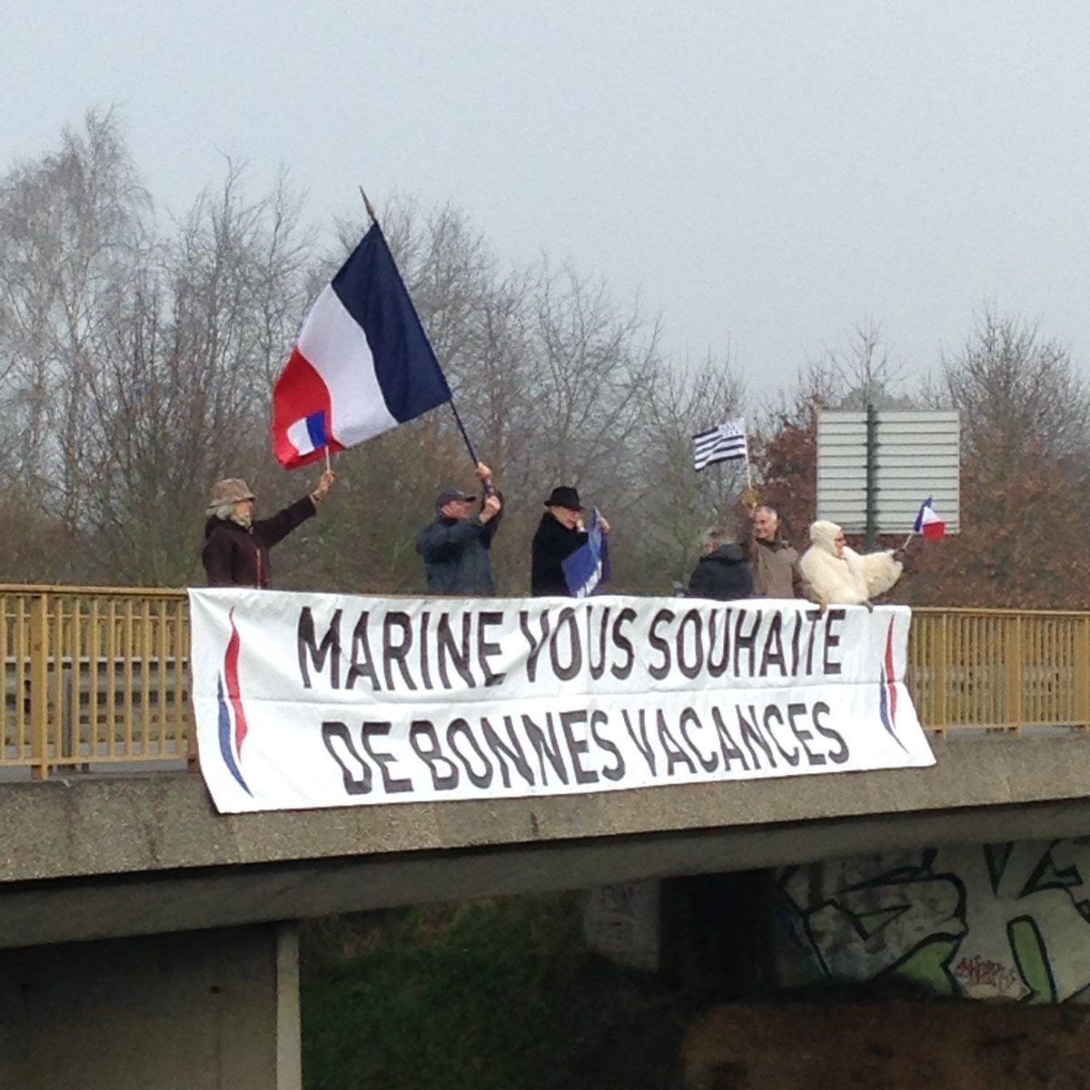 KiefferALC's tweet photo. @GerarddeMellon @GillesPennelle
#Marine2017 #AuNomDuPeuple
"Marine vous souhaite de bonnes vacances" ! 🇫🇷 #fn22 https://t.co/mzv7q5gdN6