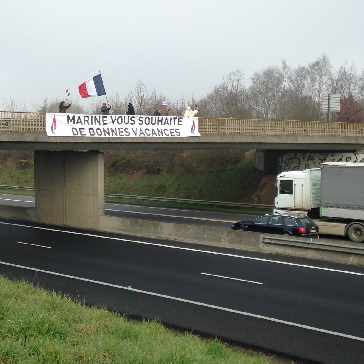 KiefferALC's tweet photo. @GerarddeMellon @GillesPennelle
#Marine2017 #AuNomDuPeuple
"Marine vous souhaite de bonnes vacances" ! 🇫🇷 #fn22 https://t.co/mzv7q5gdN6