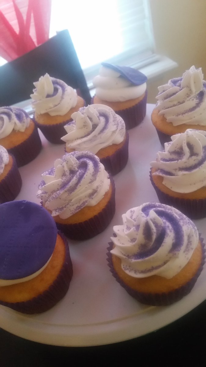 munchees_cakes's tweet photo. My beautiful cupcakes I made for my niece birthday #munchees https://t.co/UHJquGZP2t