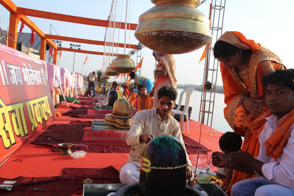 RajimKumbh's tweet photo. वेद रतन सेवा प्रकल्प के तत्वावधान में महानदी आरती घाट पर शुरू हुआ द्वादश ज्योतिर्लिंग सहस्त्रधारा रुद्राभिष���क I
#RajimKumbh
@brijmohan_ag https://t.co/tk7XQRZisN