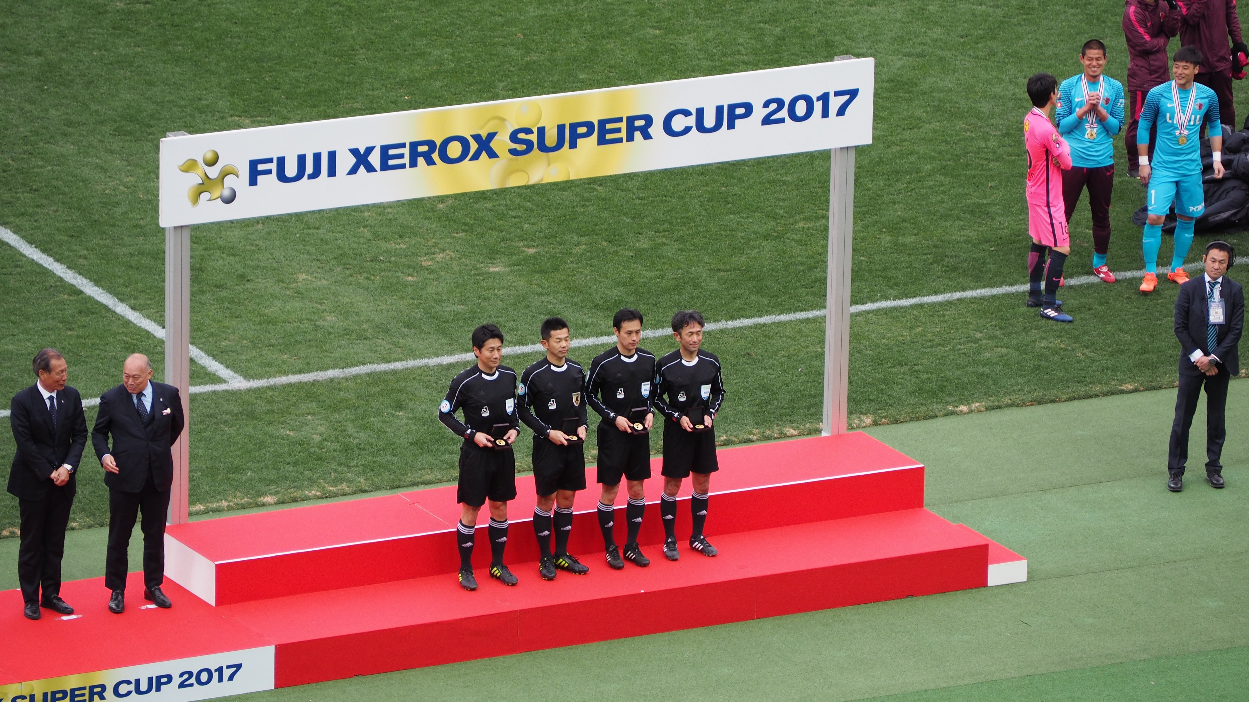 Tomita Com Football Fuji Xerox Super Cup 17 最後は審判表彰 木村主審は正直変に目立ちましたね スーパーカップは今シーズンの審判団の判定基準を示す機会なのですが 本日の判定は一貫性がなく 主審がエキサイトしているように見えました