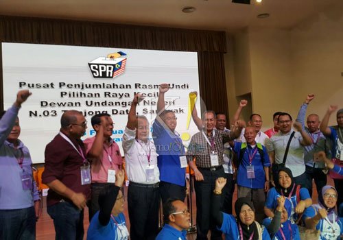kosmo_online's tweet photo. #PRKTanjongDatu: BN kekalkan kemenangan. https://t.co/DVsSQSIHE4 #Sarawak https://t.co/G1W4savrKv