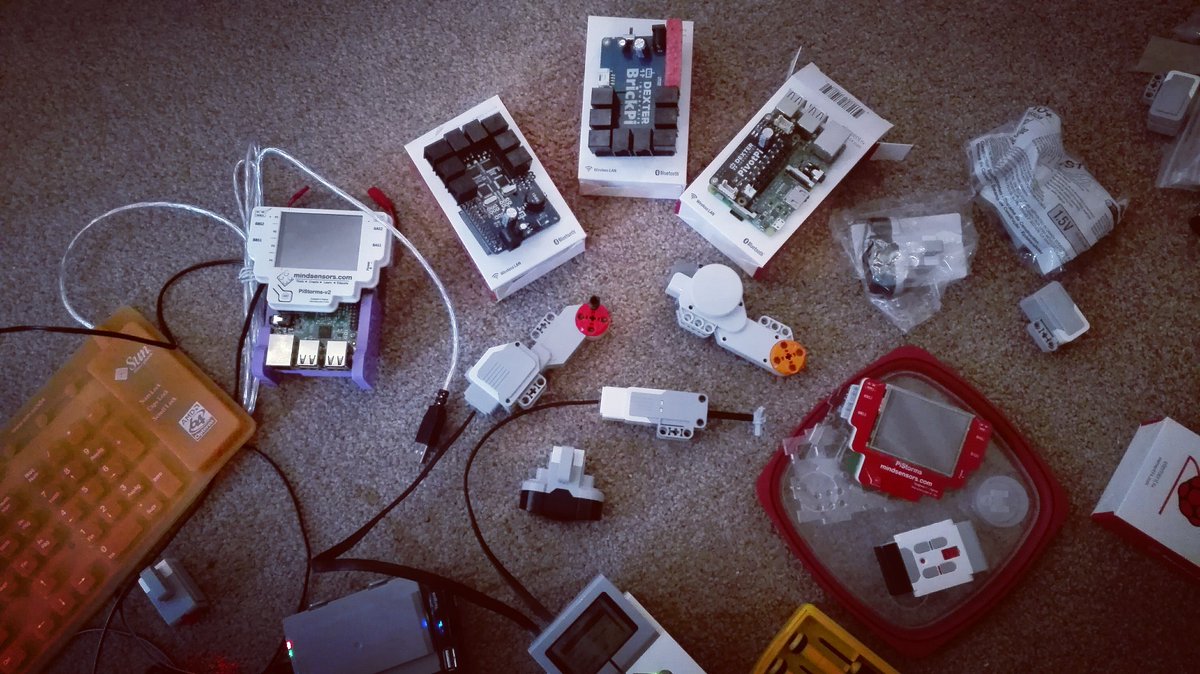 juanantoniobm's tweet photo. A normal saturday morning. 
Testing Java 9 with educational Robots.
@java @LEGOeducationUK @mindsensors @dexterind #Robotics #rosjava https://t.co/j9QG80UmOp