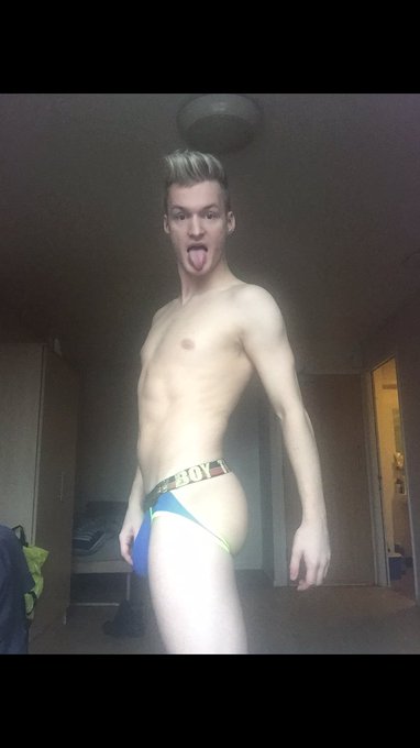 1 pic. Hungover and horny so thought I'd take some picks filling out my jockstrap ?? https://t.co/cp