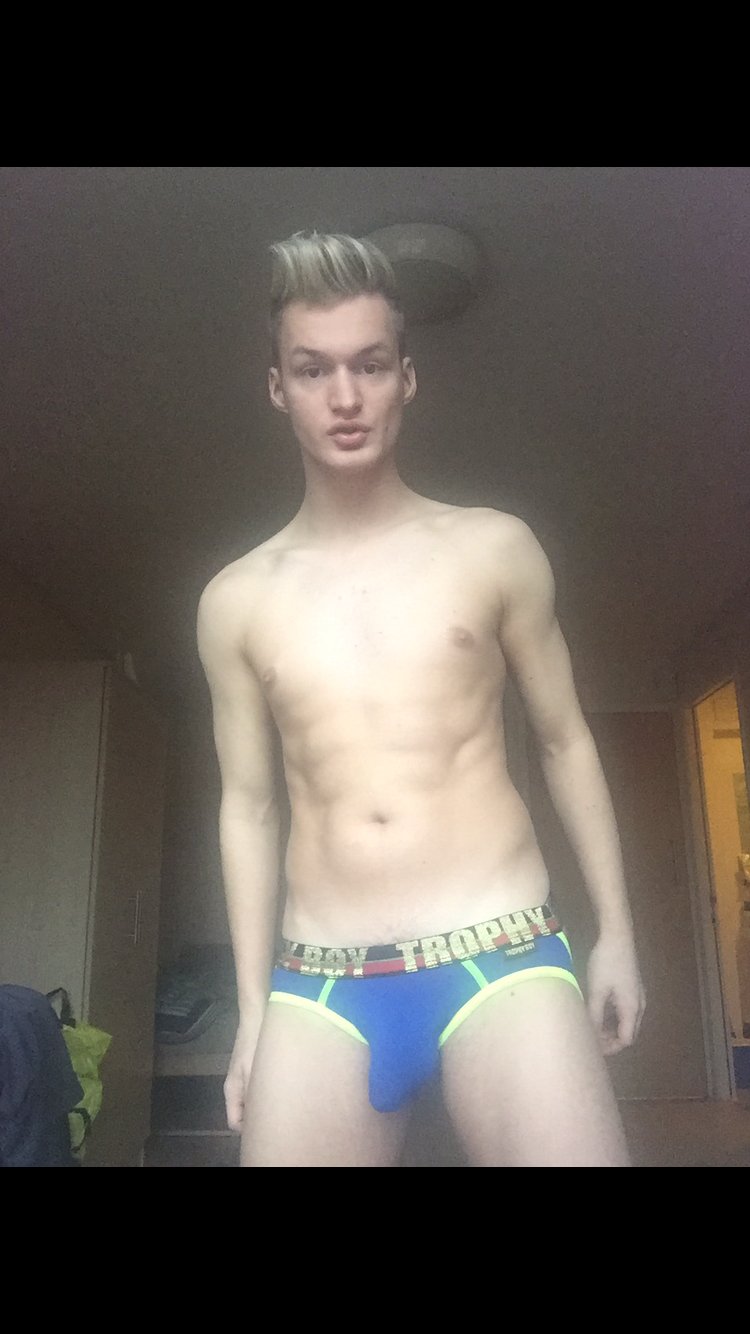 2 pic. Hungover and horny so thought I'd take some picks filling out my jockstrap ?? https://t.co/cp