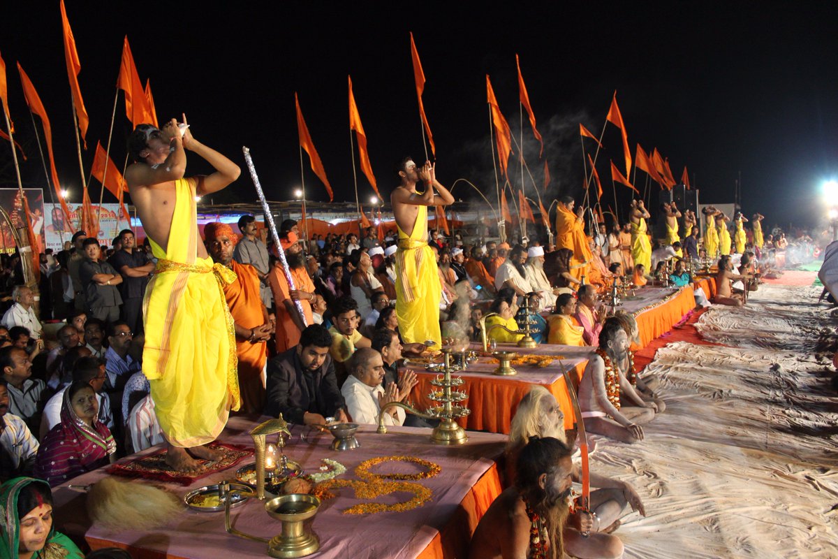 RajimKumbh's tweet photo. साधु-संतों और मनीषियों की संगत में बैठ, ज्ञान और भक्ति के सागर में गोते लगाने का वार्षिक क्रम राजिम कुंभ I
#RajimKumbh #brijmohan_ag https://t.co/Svq6ccRFKT