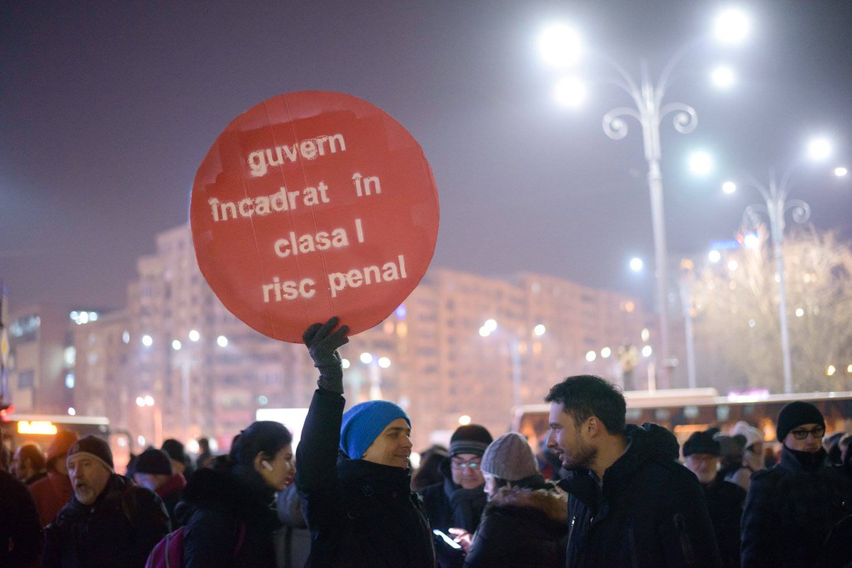 daria_pirvu's tweet photo. Piața Victoriei, ziua a 18-a. #rezist 
#romaniaprotests #Bucharest #bucuresti 17/2/2017
Credit foto via @EpochTimesRo https://t.co/rks7YByt9u