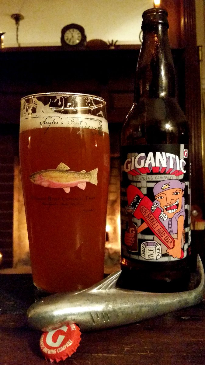 anglerspint's tweet photo. When you're an angler reaching for a gigantic beer, make sure you have an #AnglersPint on hand! @GiganticBrewing #ProperGlassware #FishArt https://t.co/XonQImbxqZ