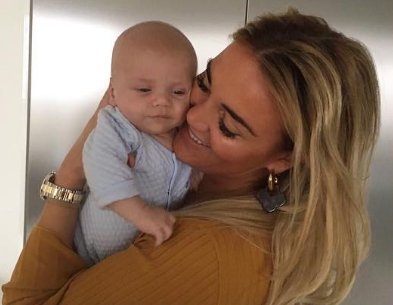 weekbladweekend's tweet photo. Lief! Monique en baby André Hazes matchen op het strand https://t.co/tOa53froPC #weekbladweekend #andrehazesIII #andrehazes https://t.co/dMwlInAFba