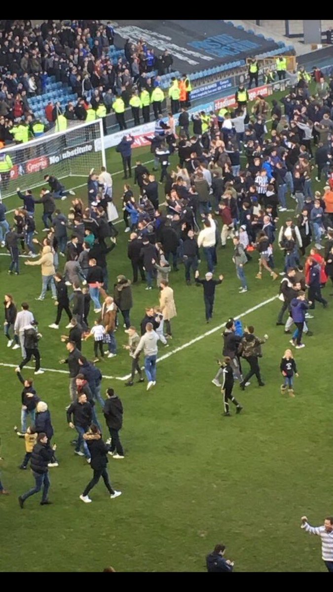 ForestLogic's tweet photo. Best thing about the millwall pitch invasion is the grandma and grandson mugging off the Leicester fans. https://t.co/qdBCzmihX8