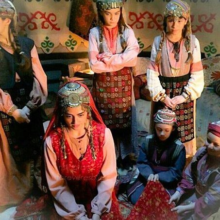 IYIHalimeSultan's tweet photo. Minik Kayı Kızları ve Tatlı Bir Sultan 😊❤️💎
#DirilişErtuğrul
#HalimeSultan 💝
#EsraSultan 💗
#EsraBilgiç 💖
@esbilgic ❤️ https://t.co/KL3SSv5UN7