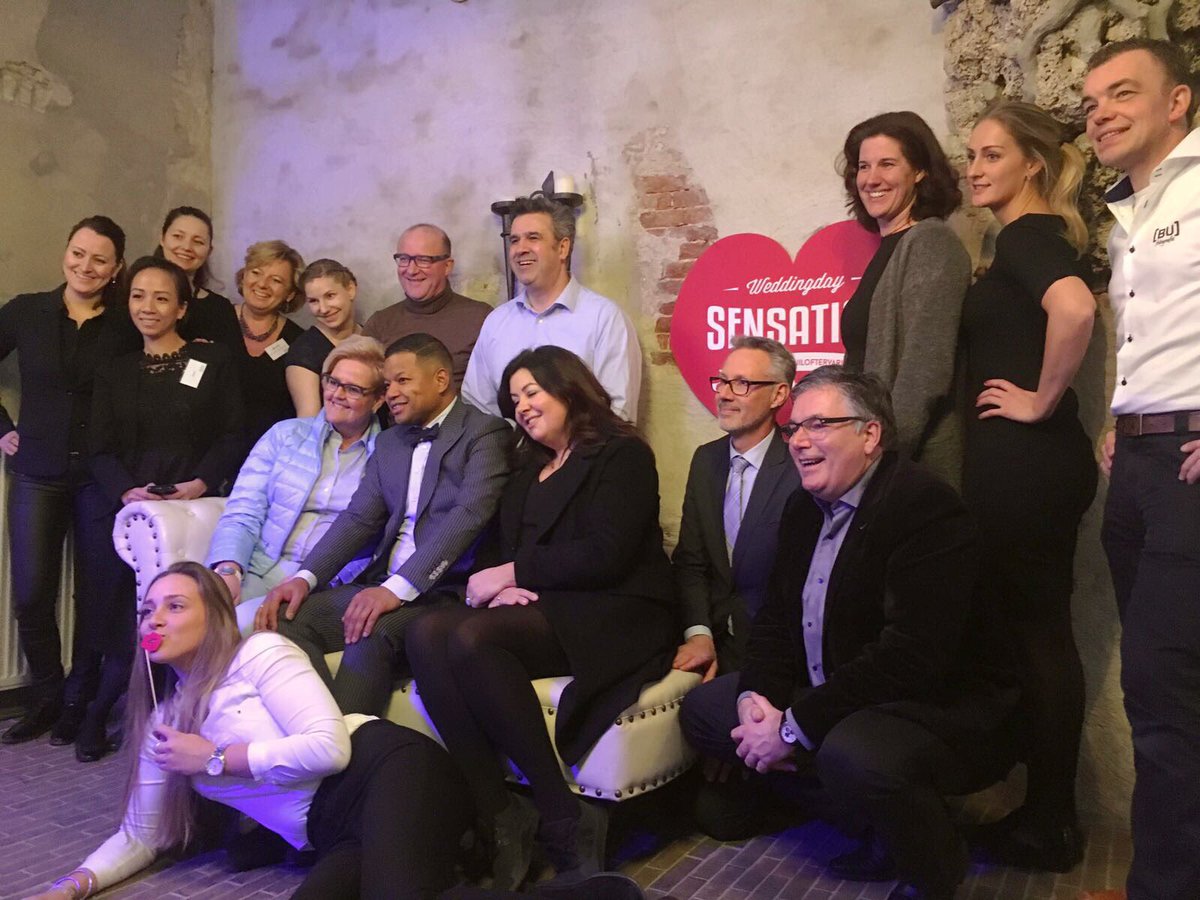 We zijn er nagenoeg klaar voor!! #wds3wb Even met z'n allen poseren voor onze topfotograaf <a href="/BasUijlings/">Bas Uijlings</a>, winnaar <a href="/WeddingAwardsNL/">Dutch Wedding Awards</a>