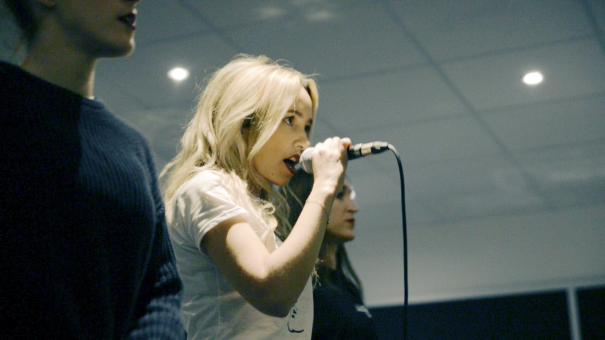 LoreneAldabra's tweet photo. Focus...🎤
#rehearsal #theglittermanifestoalive #singer #focused #madlovers #popmusic #comingsoon #28fev #candid #dancers #glittermanifesto https://t.co/PPQBzMfv82