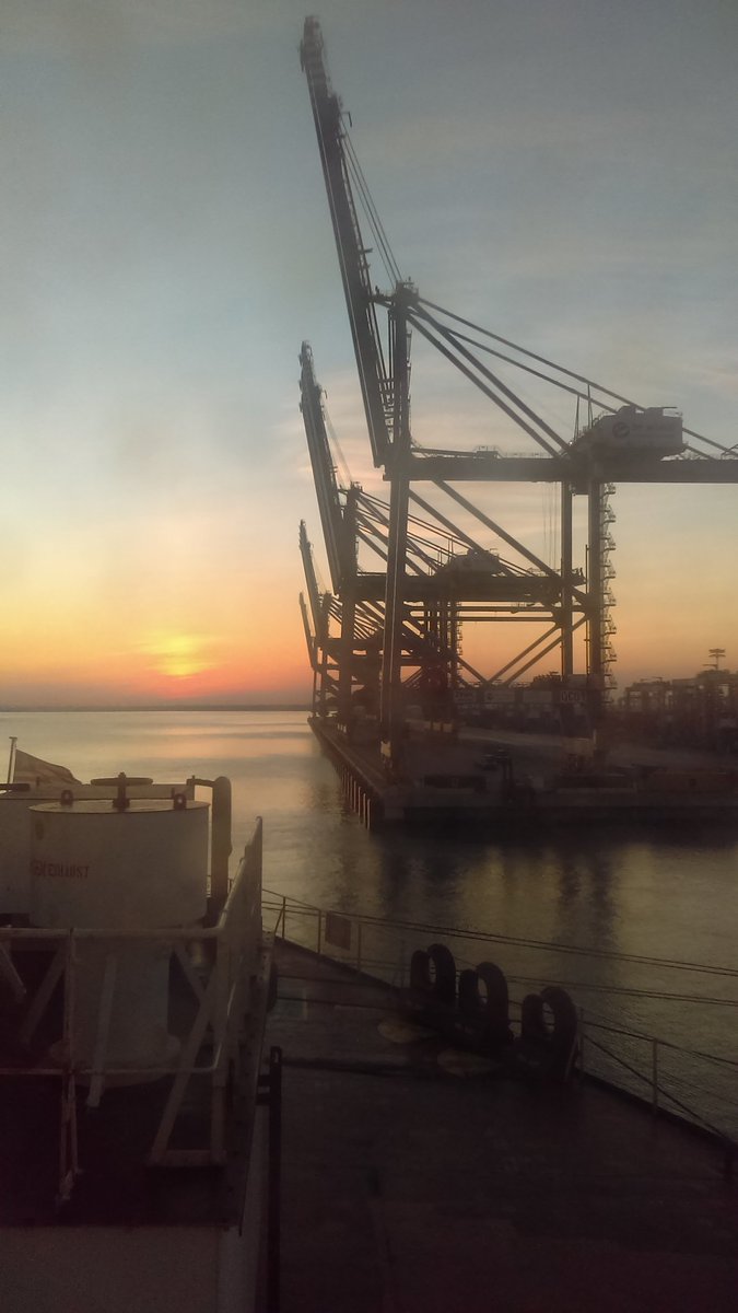 fransmarthin's tweet photo. London Gateway very quiet on Saturday evening. https://t.co/fiW0yySfxx