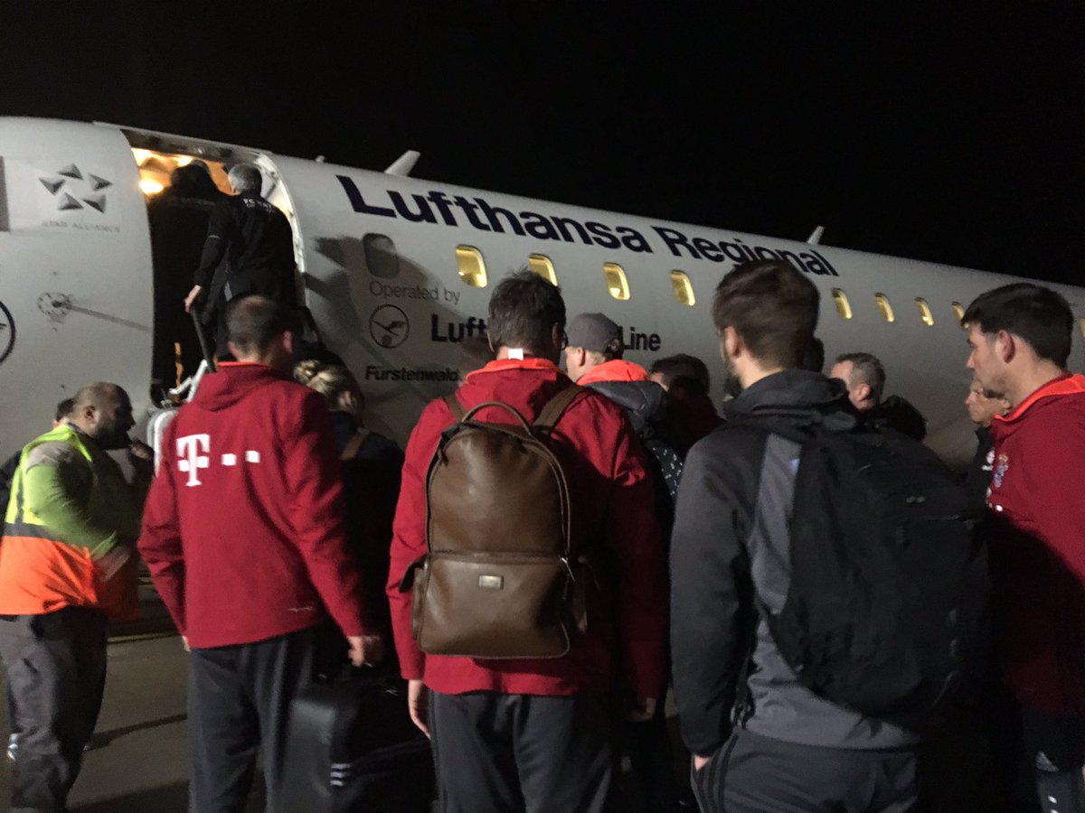 Zurück nach München! ✈️ #packmas #BSCFCB https://t.co/VuYpFNCy5W