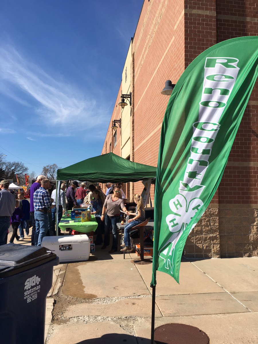 KSCattleDrive's tweet image. Still hungry?  Reno County 4-H has a concession stand, too!  Look for the green at the south of the building.  #KCD17