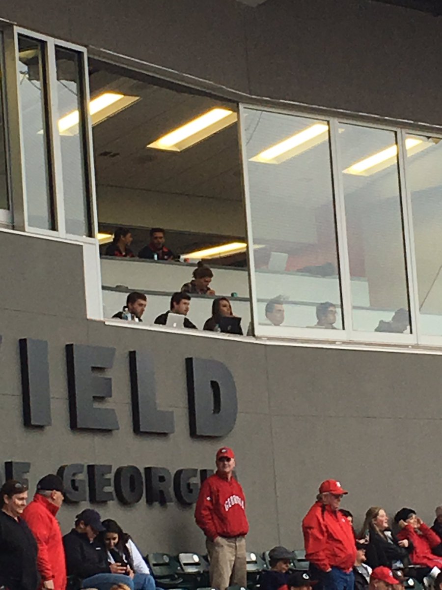 SHolcomb96's tweet image. I spy @tori_mcelhaney ❤❤