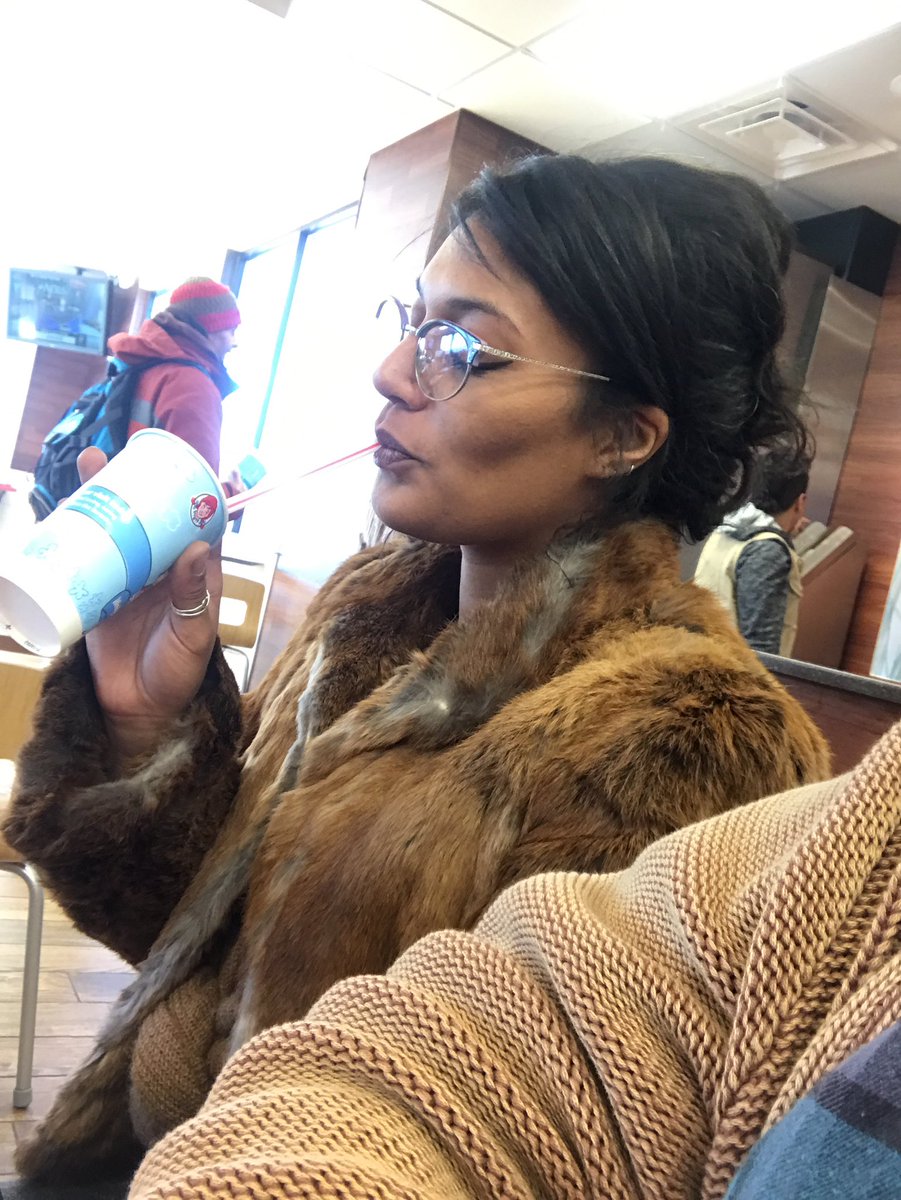 shaneburgo's tweet photo. My grandmother talking about Kylie: "She's like a gypsy lady..." -Anna Barros . 😂😂😂 #whatdatis https://t.co/Hxb0Eh65C8