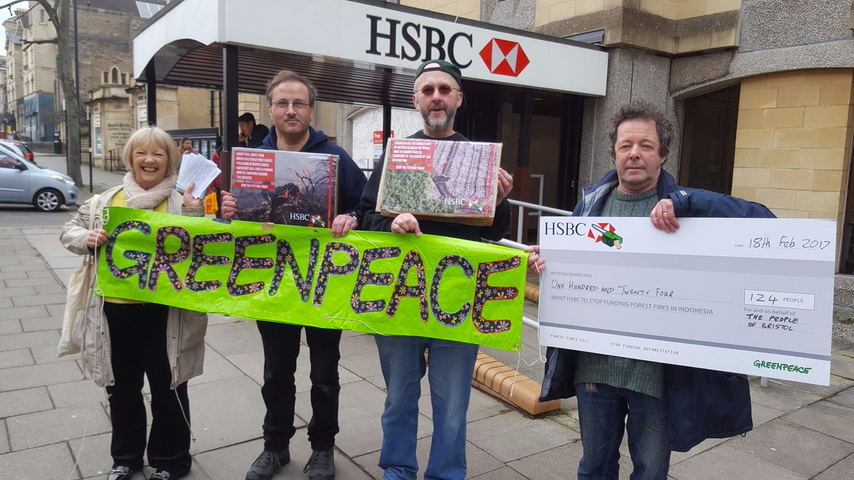 GreenpeaceBris's tweet photo. 124 people write messages to HSBC, Whiteladies Rd to stop trashing the rainforest by providing loans to palm oil companies. #HSBCexposed https://t.co/oLADWPIEq1